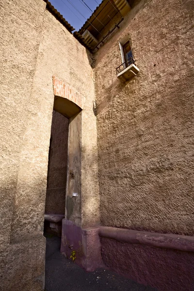 좁은 출입구 및 창 — 스톡 사진