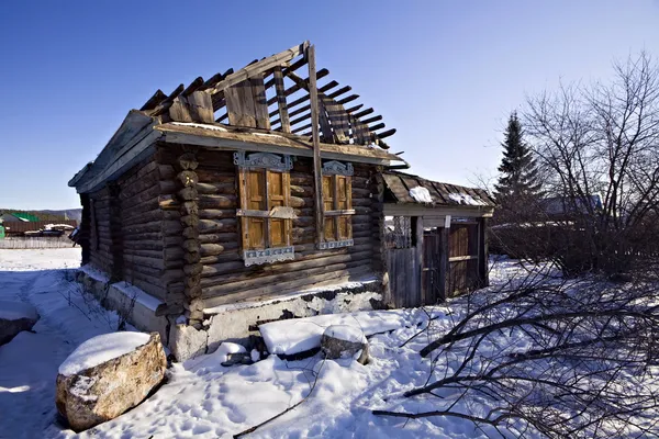 Заброшенный загородный дом — стоковое фото