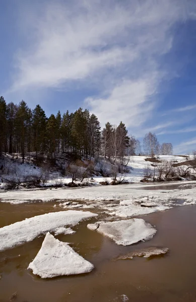 Flytande is vid floden belaya — Stockfoto