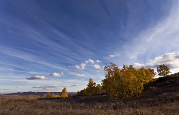 Fantastischer Herbsthimmel mit Wolken — Stockfoto