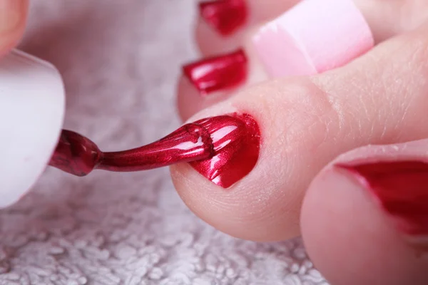 磨かれた赤、女性の足の爪 — ストック写真