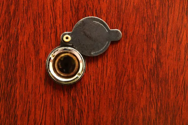 Peephole na porta de madeira — Fotografia de Stock