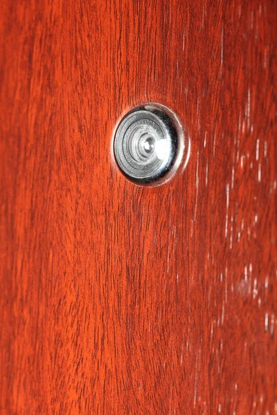 A fából készült ajtó kukucskáló — Stock Fotó