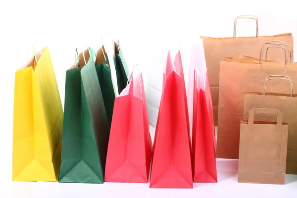 Compras bolsas de regalo de colores aislados — Foto de Stock