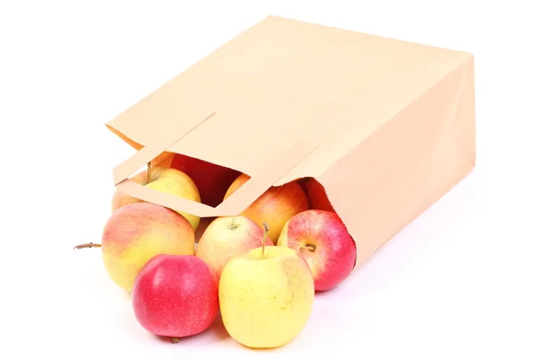 Barna ajándék táskák és az apple elszigetelt vásárlás — Stock Fotó
