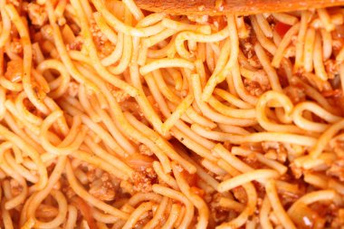 bir tavada spagetti makarna kaynıyor