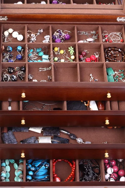 Boîte bijoux en bois foncé — Photo