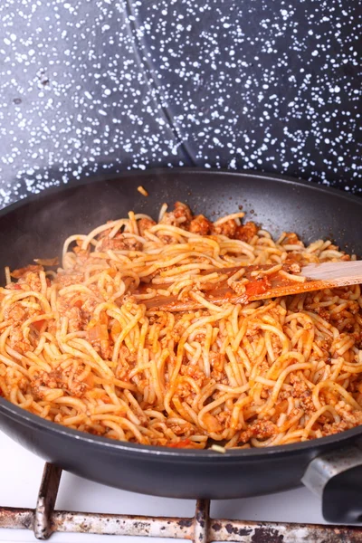 Pasta de espaguetis hirviendo en una sartén — Foto de Stock