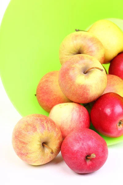 Verse groene, rode appels in de mand geïsoleerd — Stockfoto