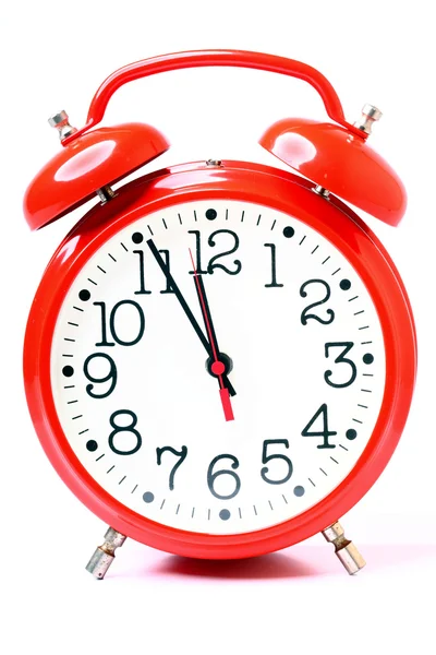 Reloj despertador rojo de estilo antiguo aislado — Foto de Stock