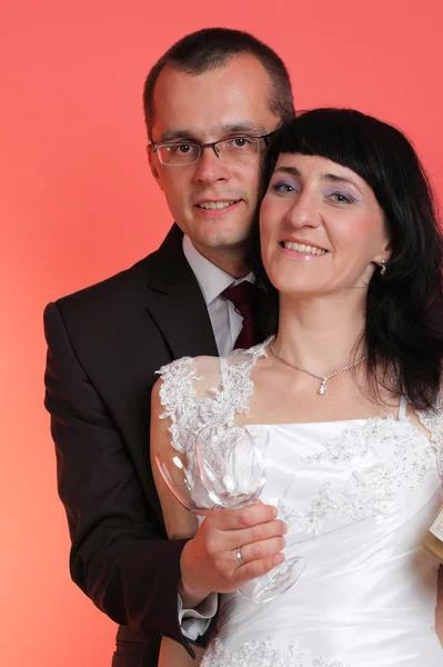Счастливая улыбающаяся невеста и жених — стоковое фото