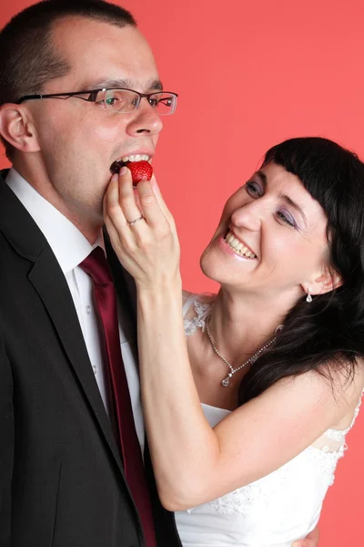 Glada leende bruden och brudgummen — Stockfoto
