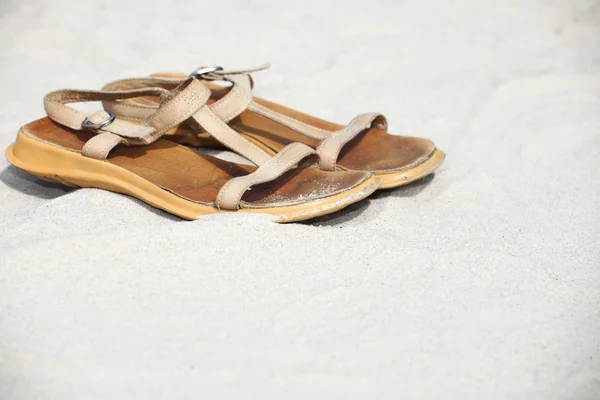 Deux sandales sur la plage — Photo