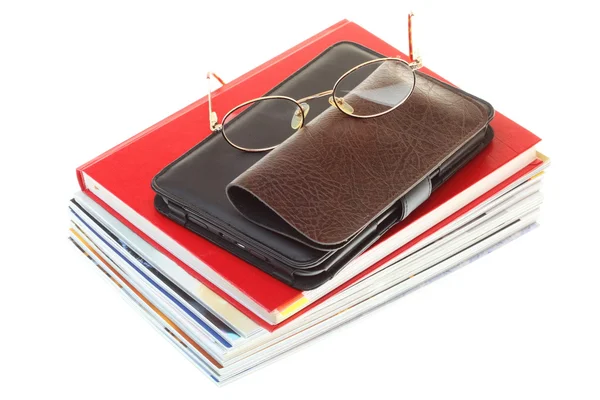 Glasögon ebook reader högen av böcker, isolerade — Stockfoto