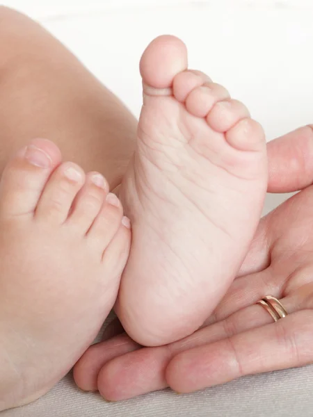 Baby voet in moeder handen — Stockfoto
