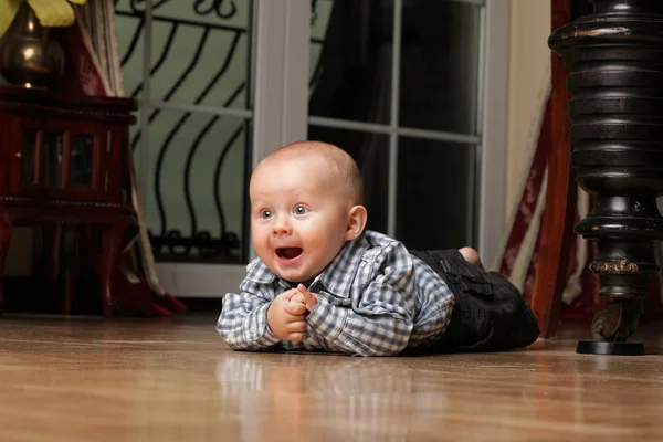 6 Monate männliches Kind auf dem Boden sitzend — Stockfoto