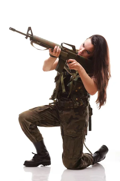 Mujer del Ejército con pistola - Hermosa mujer con rifle de plástico — Foto de Stock