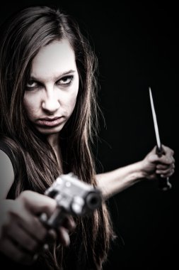 seksi genç kadın uzun saçlı - silah bıçak