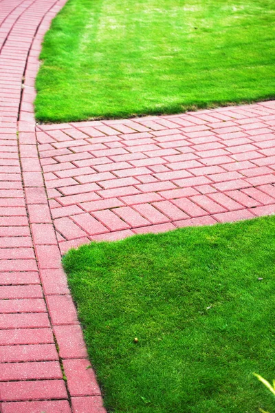 Πέτρα διαδρομή στον κήπο με γρασίδι, πεζοδρόμιο τούβλο — Φωτογραφία Αρχείου