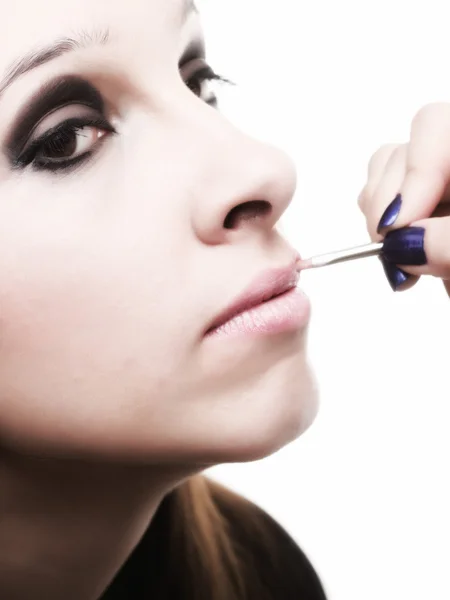 Güzel bir genç kadın dudak makyaj bölgesine uygulama — Stok fotoğraf