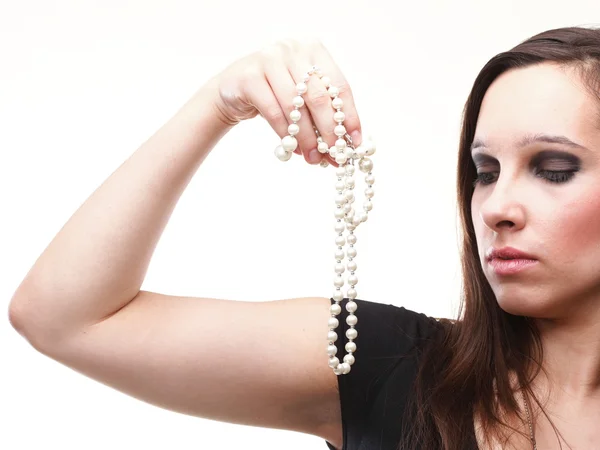 Sexy mano giovane donna - perla isolata su bianco — Foto Stock