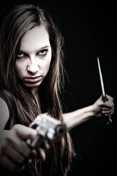 Seksi genç kadın uzun saçlı - silah bıçak — Stok fotoğraf