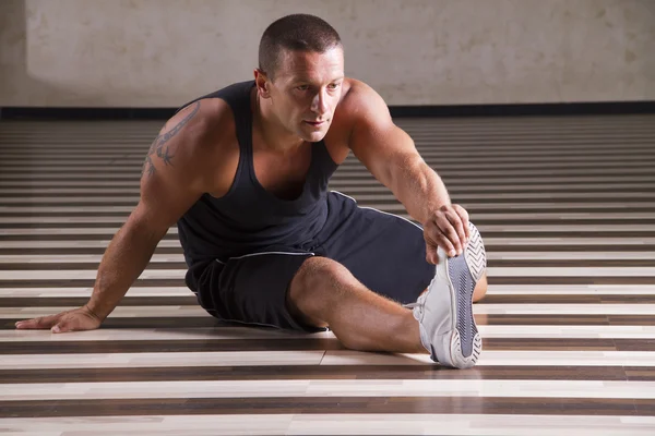 Fitness instruktör stretchup — Stockfoto