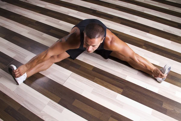 Stretching på golvet — Stockfoto