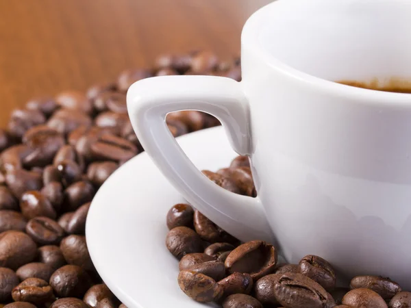 特浓咖啡与咖啡豆包围 — 图库照片