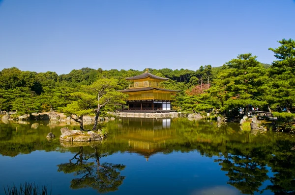 Templo de Kinkaku-ji (Pavilhão de Ouro ) — Fotografia de Stock