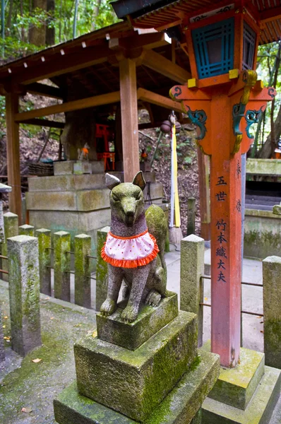 Statue de renard dans le sanctuaire japonais — Photo