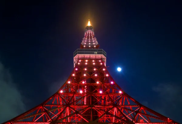 Uma torre de comunicação e observação localizada em Tóquio — Fotografia de Stock