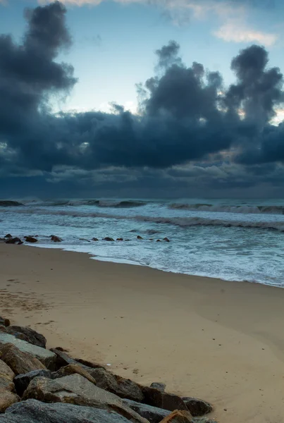 Морские волны в облачном небе — стоковое фото