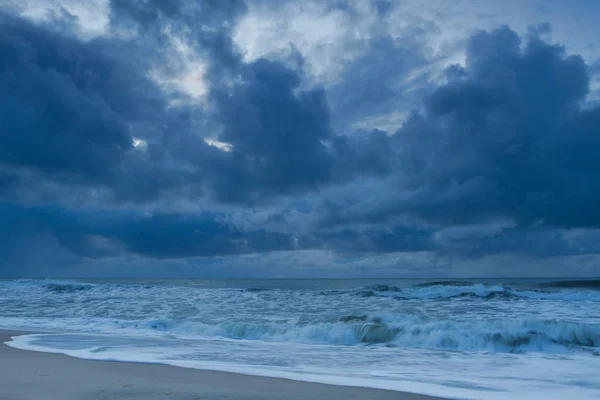 Meereswellen am bewölkten Himmel — Stockfoto