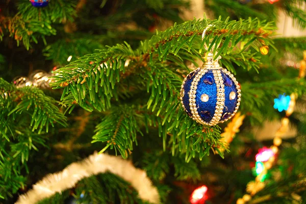 Świąteczne dekoracje i drzewo — Zdjęcie stockowe
