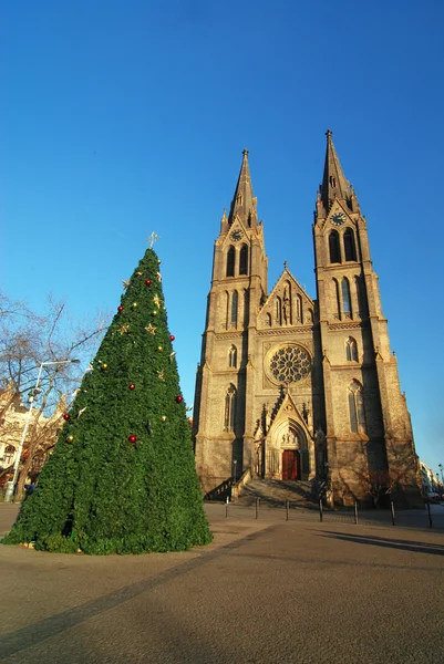 Εκκλησία και χριστουγεννιάτικο δέντρο — Φωτογραφία Αρχείου