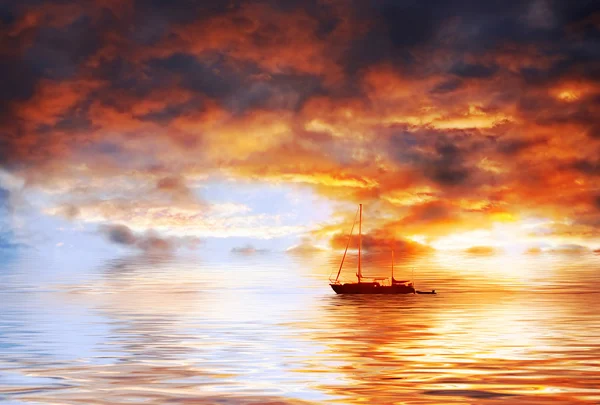 Όμορφο ηλιοβασίλεμα πάνω από τον ωκεανό — Φωτογραφία Αρχείου