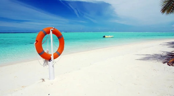 Tropiska stranden och livboj panorama — Stockfoto
