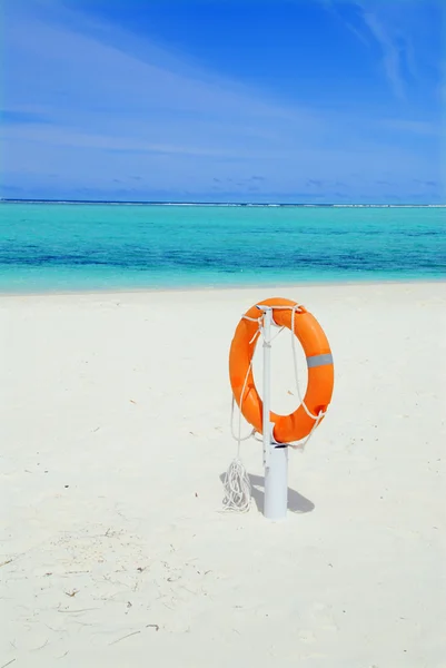 Lifebuoy and beach — Stock Photo, Image