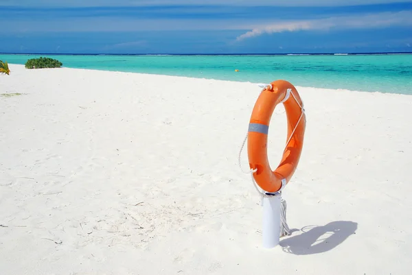 救命浮輪とビーチ — ストック写真