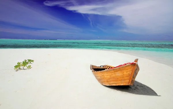 Лодка на пустом пляже — стоковое фото