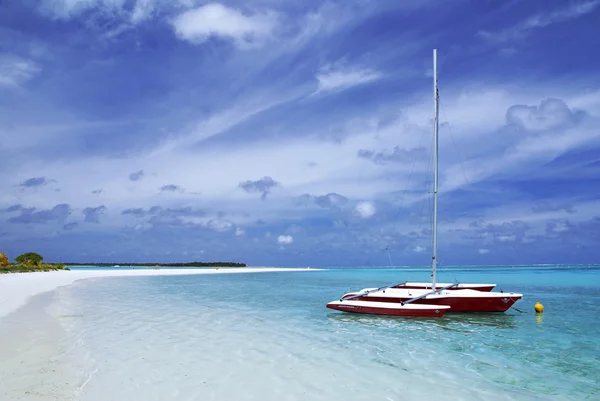 Boat and beach — Stock Photo, Image