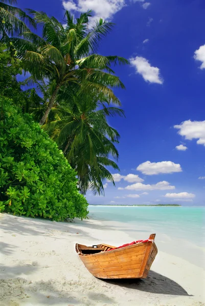Tropical beach and ship — Stock Photo, Image