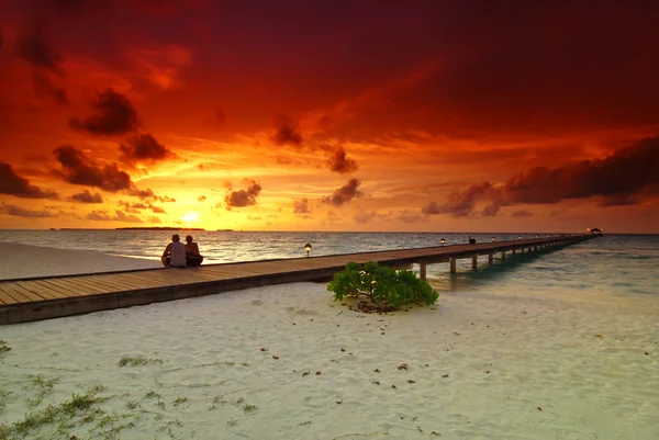 Pareja romántica y puesta de sol — Foto de Stock