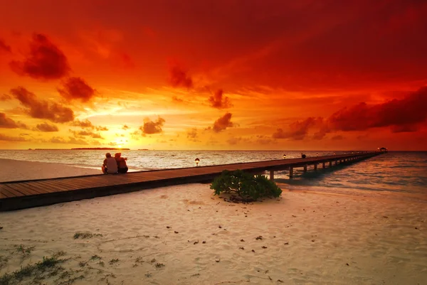 Pareja romántica y puesta de sol — Foto de Stock