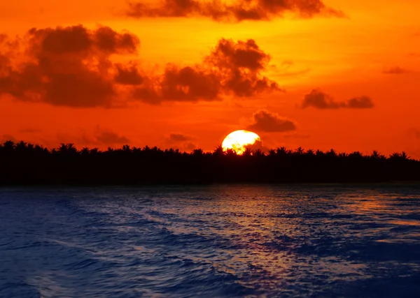 Захід сонця на Мальдівах — стокове фото