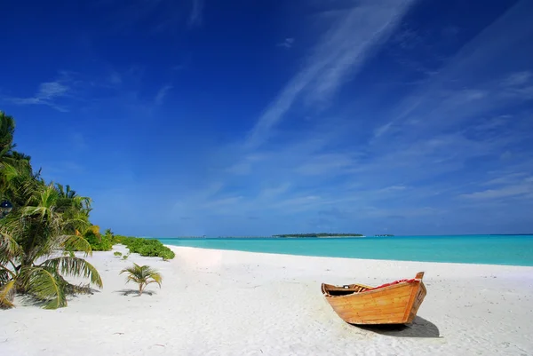 Tropikalnej plaży i statek — Zdjęcie stockowe