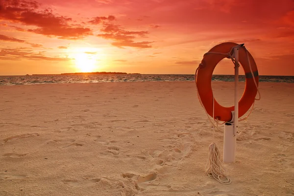 救命浮輪と日没 — ストック写真