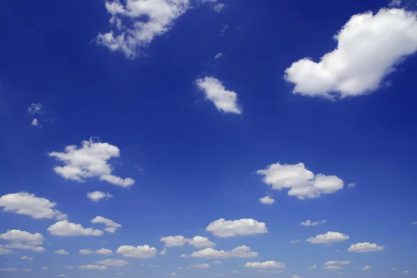 Небо, полное маленьких облаков — стоковое фото