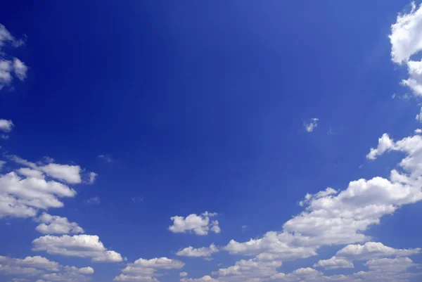 Błękitne niebo z małymi chmurami — Zdjęcie stockowe